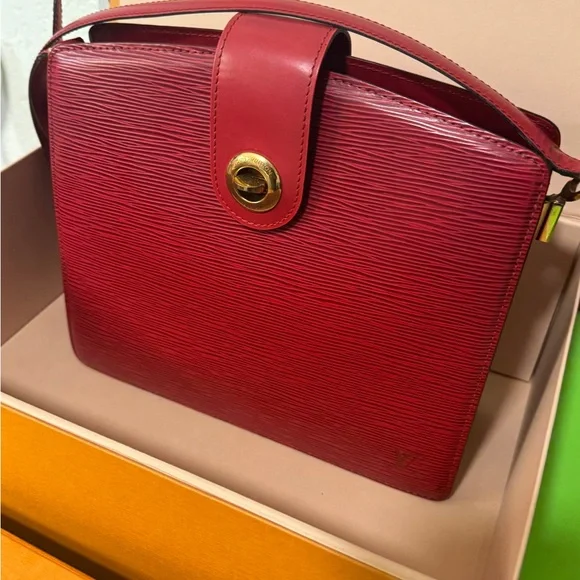 Louis Vuitton Epi Shoulder bag Elegant Red Designer Women's Bag. - Picture 4 of 14
